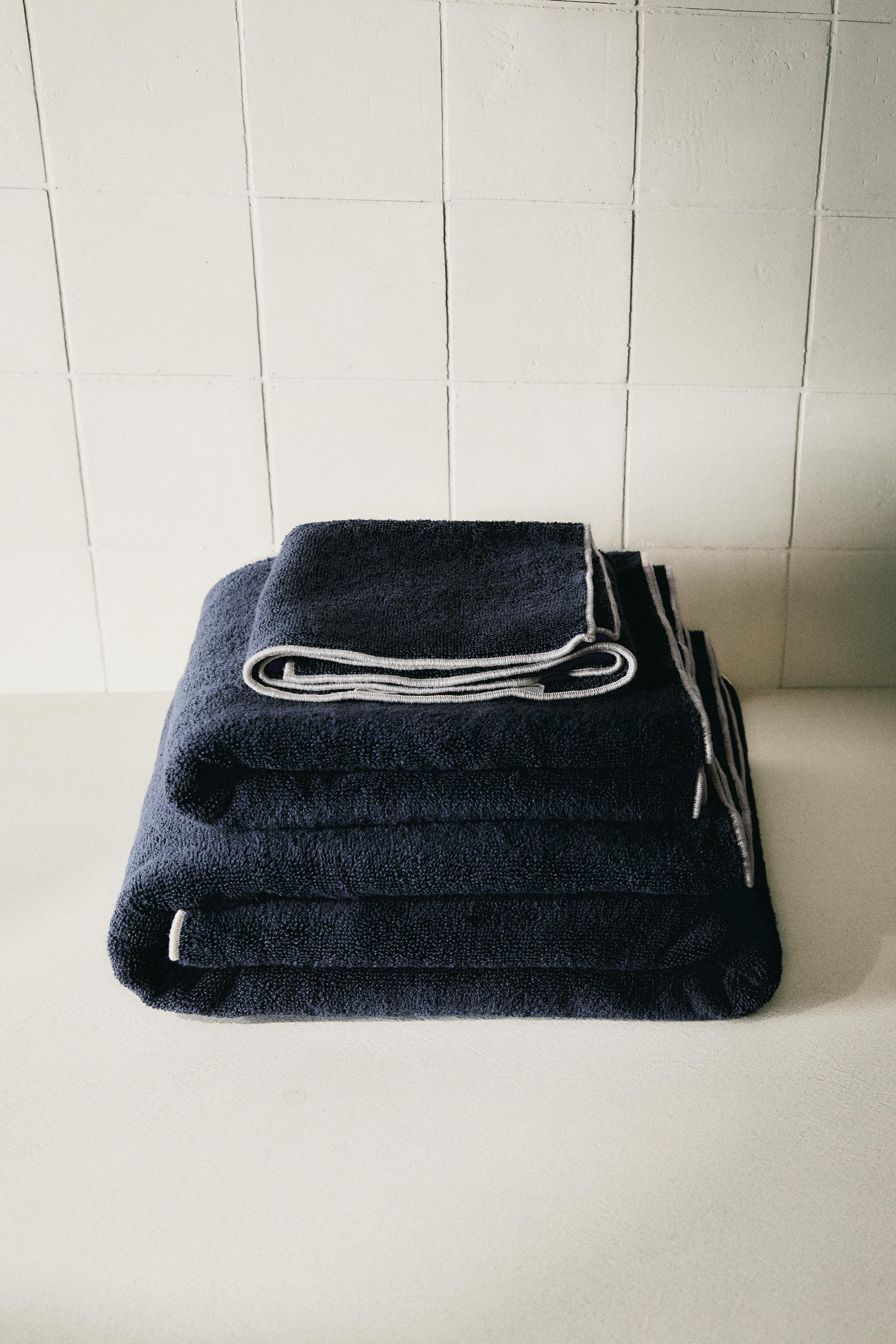 OVERLOCK COTTON BATH TOWEL